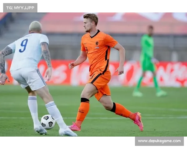 德容梅开二度助荷兰大胜直布罗陀 六球完胜再创佳绩